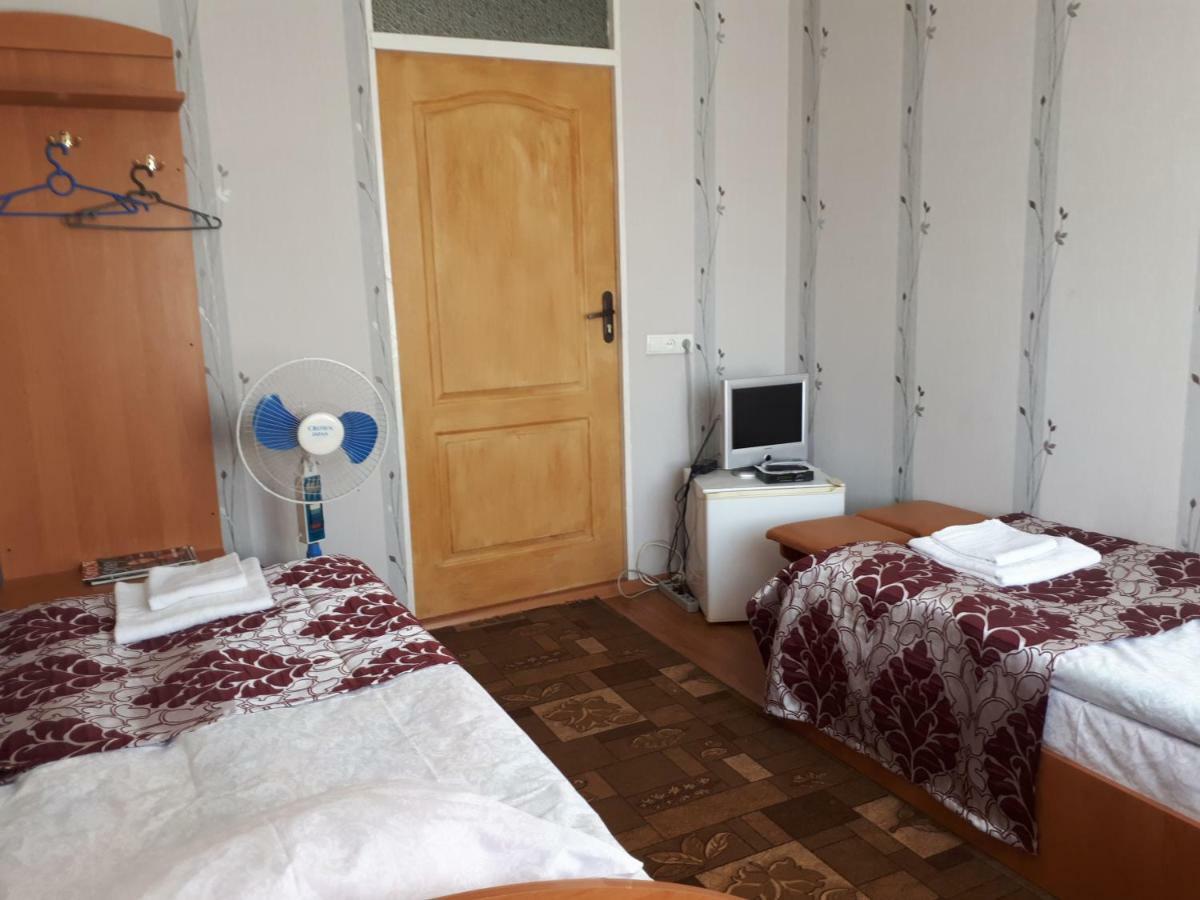 Hotel Gostynnyi Dvir Sharhorod Esterno foto
