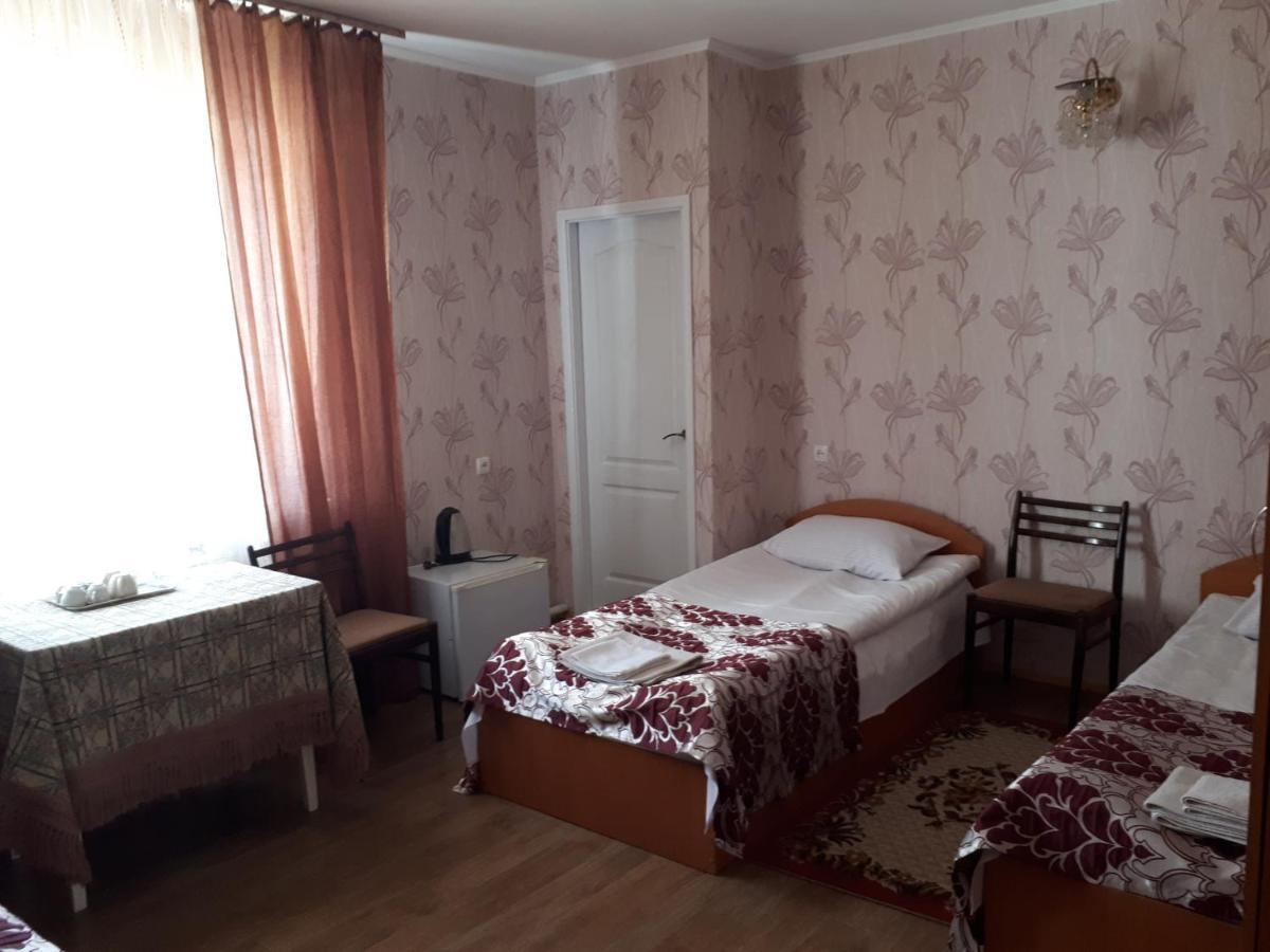 Hotel Gostynnyi Dvir Sharhorod Esterno foto